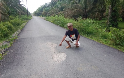 Warga Kecewa, Jalan Baru di Desa Ujung Padang Sudah Rusak dalam Lima Bulan