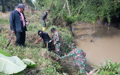 Cegah Banjir, Satgas TMMD Bersihkan Aliran Sungai