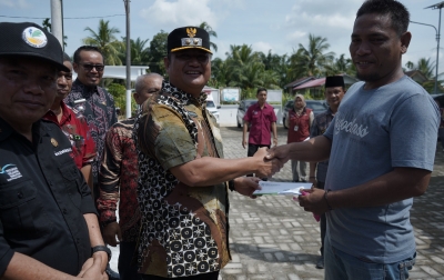 Wabup Asahan Serahkan Kartu BPJS Gratis dan KIP