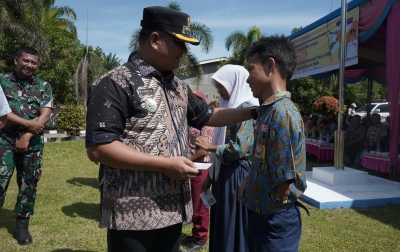 Wabup Asahan Serahkan BPJS Kesehatan dan KIP di 8 Kecamatan