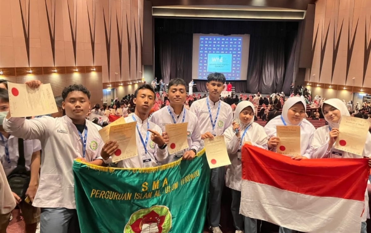 Tujuh Siswa SMA Al -Ulum Berprestasi di WYIE 2025 Malaysia, Raih Medali Perak di Ajang Penelitian Internasional