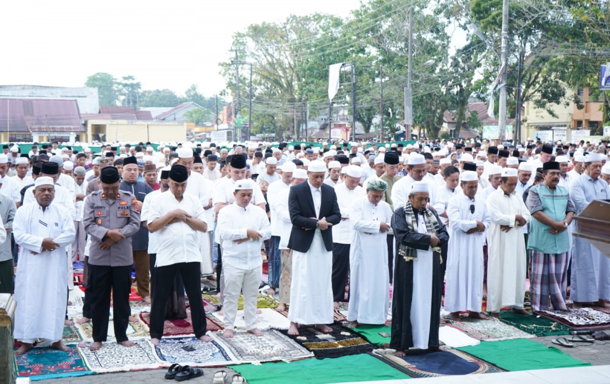 Ribuan Umat Islam Salat Idul Adha di Lapangan Merdeka, Bupati Putra Mahkota: Mari Kita Saling Tolong Menolong