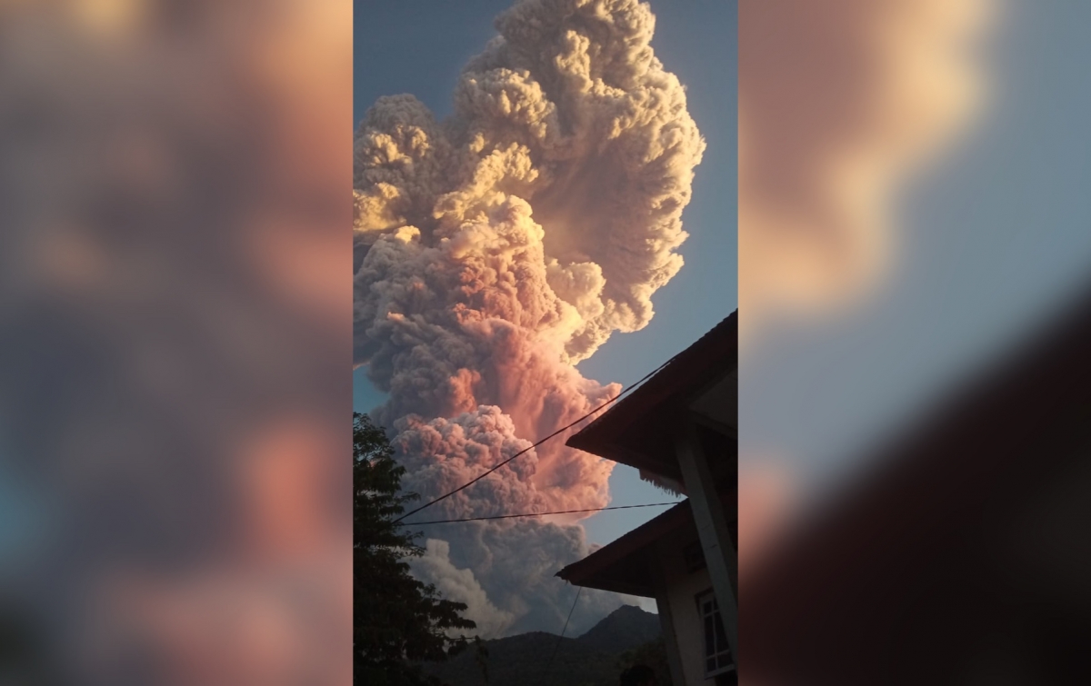 Gunung Lewotobi Laki-laki Meletus Lagi, Kolom Abu Capai Lebih 10 Kilometer