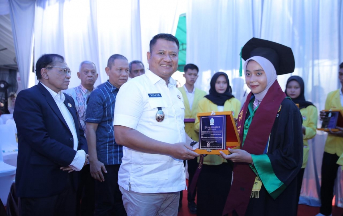 Wabup Asahan Hadiri Wisuda Sarjana dan Pascasarjana Universitas Asahan 