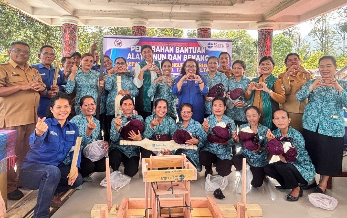 Tim PKK Sigurunggurung Pahae Jae Terima Bantuan Peralatan Tenun dari SOL