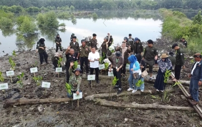 Peringatan Hari Lingkungan Hidup Sedunia di Medan Diwarnai Aksi Bersih Danau Siombak hingga Tanam Bakau