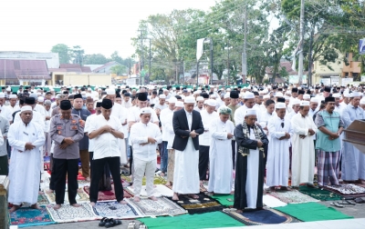 Ribuan Umat Islam Salat Idul Adha di Lapangan Merdeka, Bupati Putra Mahkota: Mari Kita Saling Tolong Menolong