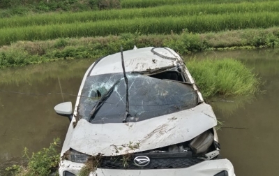 Minibus Tergelincir Lalu Terbalik di Lumban Julu Toba, Nyungsep ke Sawah