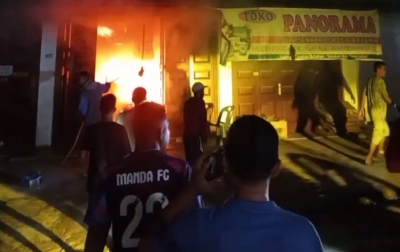 Toko Bahan Pokok di Sinunukan III Madina Ludes Terbakar