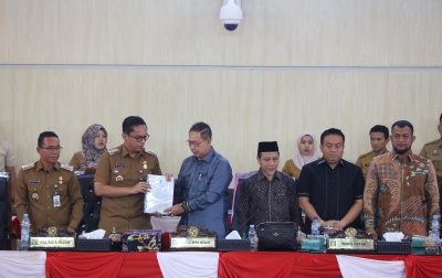Rico Waas Sampaikan Penjelasan Ranperda Pencegahan dan Penanggulangan Kebakaran