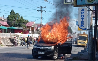 Mobil Pribadi Bermuatan BBM Hangus Terbakar di Sidikalang