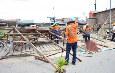 Selamatkan Aset Negara, KAI Divre I Sumut Tertibkan Bangunan Liar di Labura