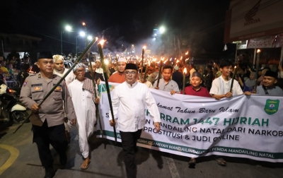Pawai Obor Meriahkan Malam Pergantian Tahun Baru Islam 1447 H di Madina