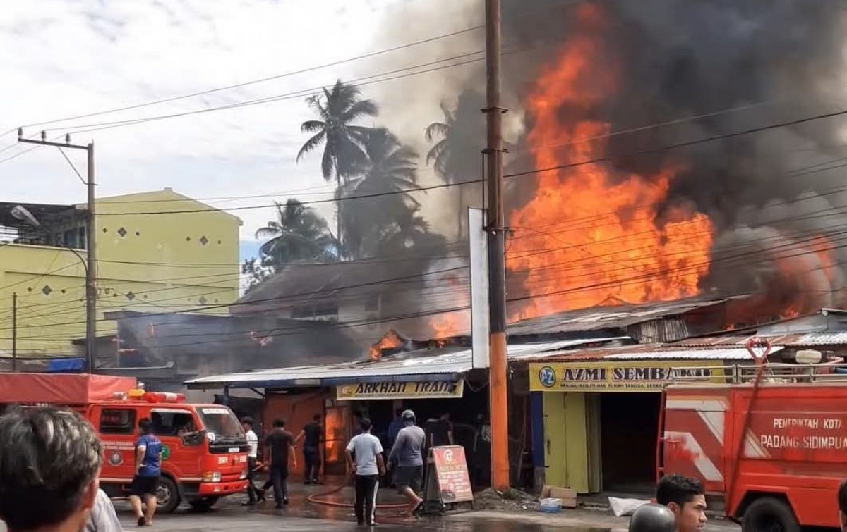 5 Kios dan 2 Rumah Ludes Terbakar di Padangsidimpuan