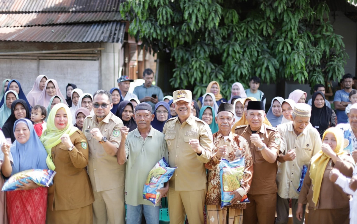 Dorong Swasembada Pangan, Bupati Madina Salurkan 3,17 Ton Benih Padi Unggul