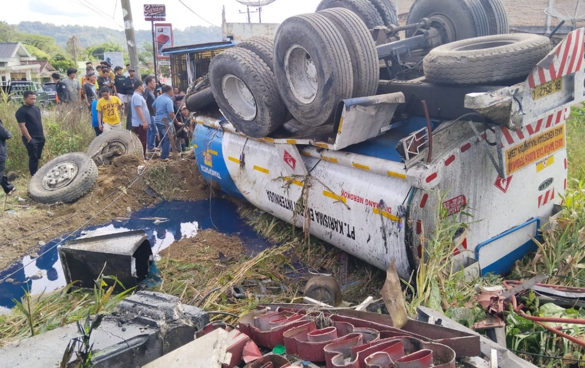 Truk Pengangkut BBM Terbalik di Sumbul, Sopir Tewas