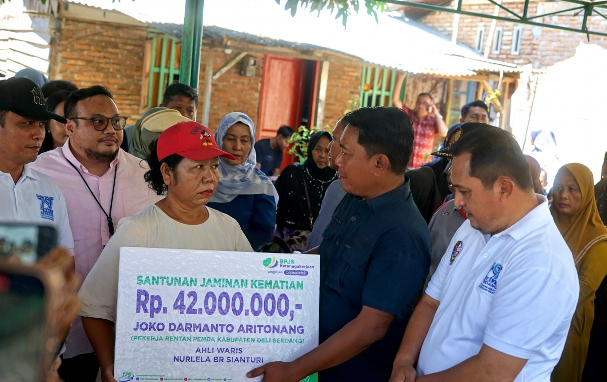 Wakil Bupati Deliserdang Serahkan Perlindungan BPJS Ketenagakerjaan untuk Pekerja Rentan