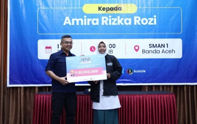 Telkomsel Serahkan Bantuan Pendidikan kepada Amira Rizka Rozi, Top Scorer Ilmupedia Tryout UTBK 2025