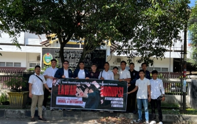 Era Gapeksindo Muda Kembali Bentang Spanduk  Gubsu Diminta Cuti Selesaikan Kasus OTT
