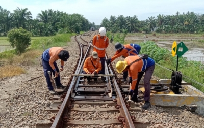 KAI Divre I Sumut Rutin Lakukan Pemeriksaan dan Perawatan Jalur Kereta Api