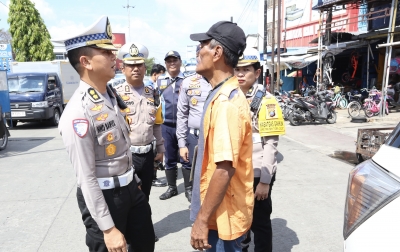 Petugas Gabungan Tertibkan Parkir Liar dan PKL di Badan Jalan
