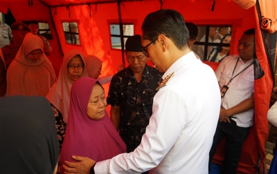 Rico Waas Berikan Bantuan Kepada Korban Kebakaran Jalan Tuba II