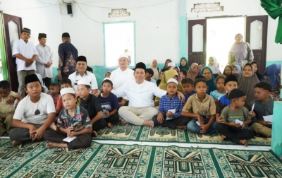 Safari Jumat di Barsel, Bupati Putra Mahkota Beri Semangat kepada Anak Yatim