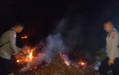 Polsek Barumun Tengah Padamkan Titik Api Kebakaran di kawasan Karhutla