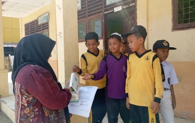 Puskesmas Sibuhuan Bagikan Masker ke Pelajar dan Warga