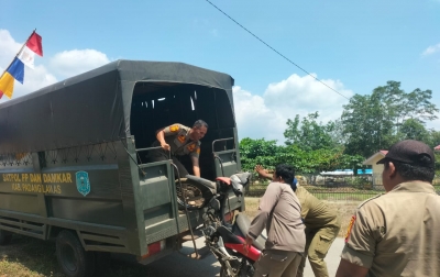 Tidak Bayar Pajak, 4 Unit Kendaraan Dinas Ditarik Paksa Satpol PP