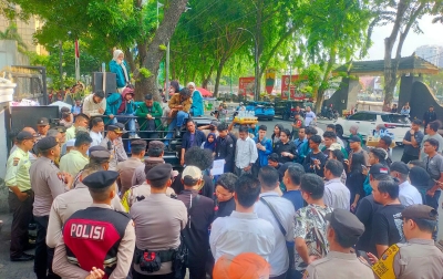 Aliansi BEM SI Gelar Aksi ‘Indonesia Cemas’ di DPRD Sumut