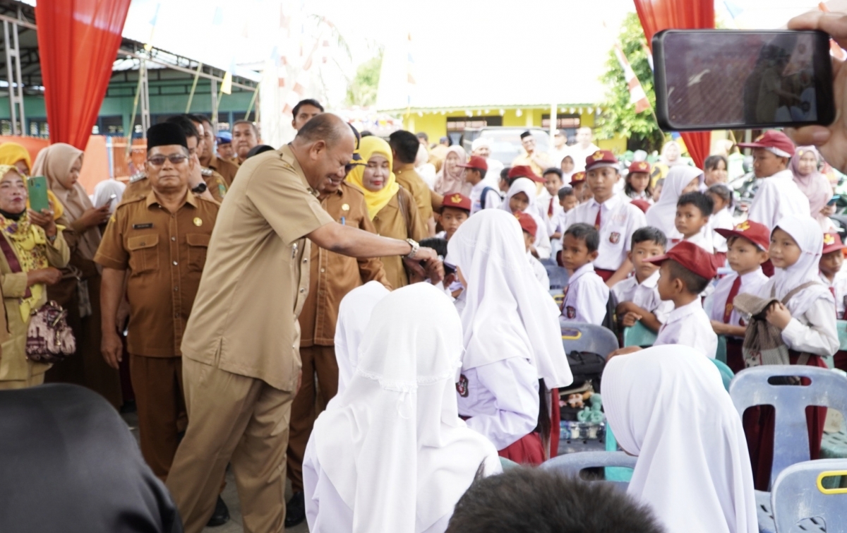 Dukung Generasi Emas 2045, Bupati Afandin Bagikan 1.020 Seragam Sekolah