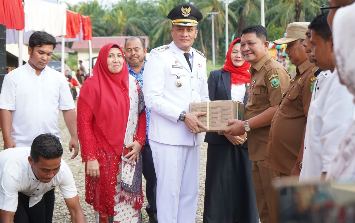 Dinas Perpustakaan dan Arsip Palas Serahkan Buku Bacaan ke 37 Desa