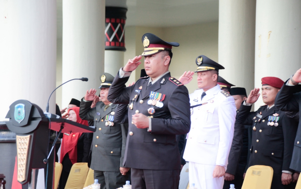 Kapolres Palas Jadi Inspektur Upacara Penurunan Bendera Medah Putih
