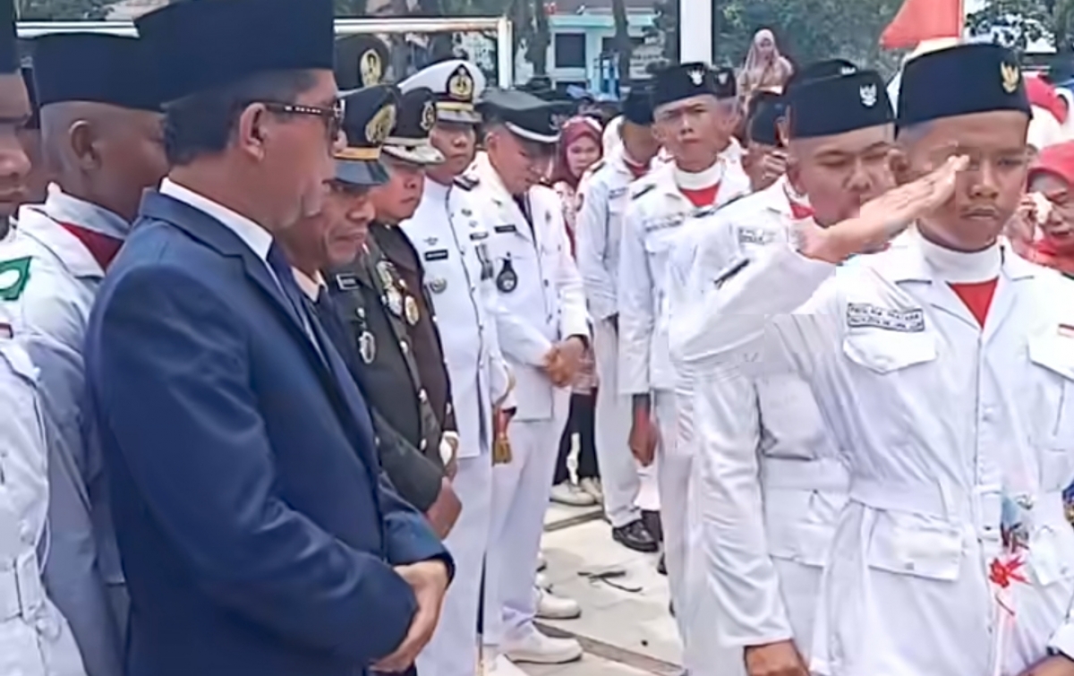 Peringatan HUTRI Ke- 80 di Natal Haru, Anggota Paskibra Beri Penghormatan ke Mendiang DF