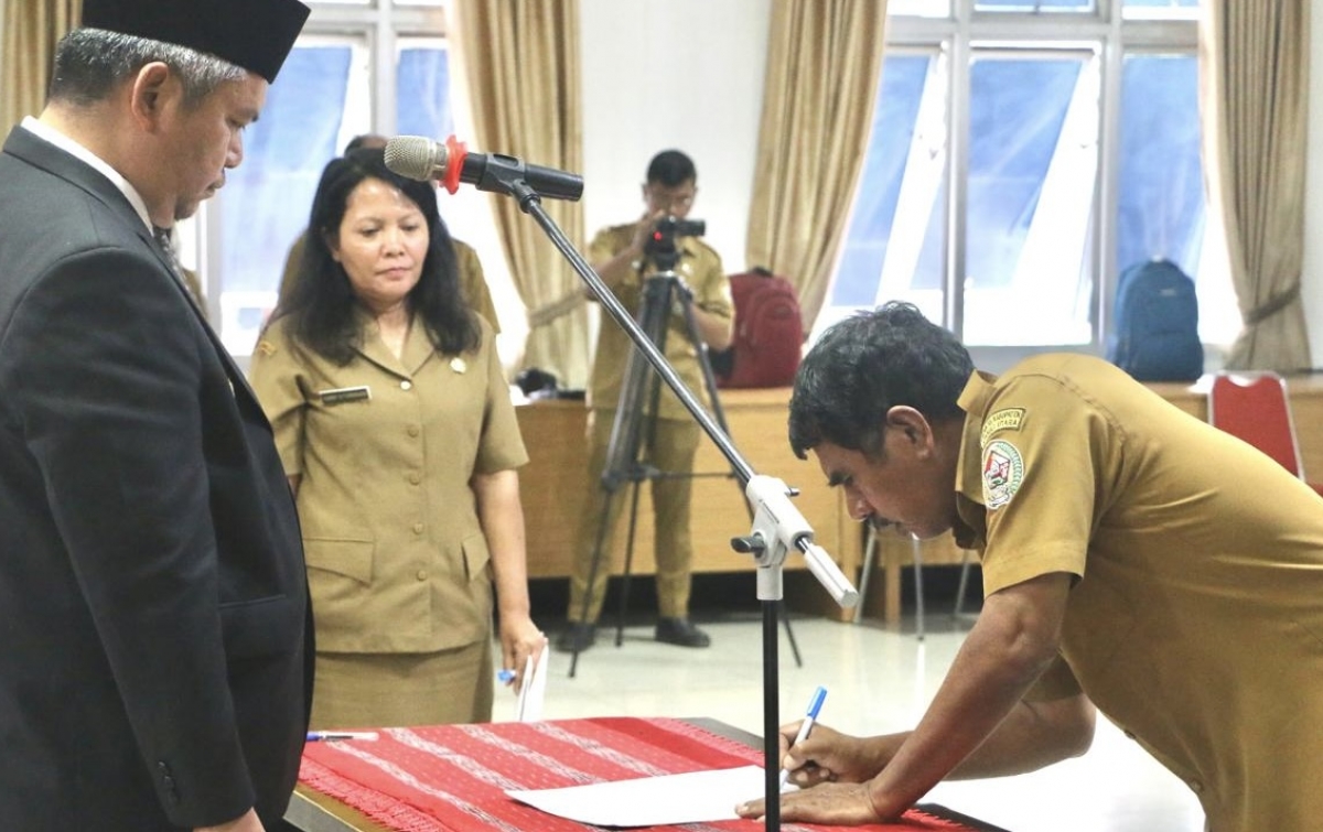 Wakil Bupati Taput Lantik 15 Kepala Sekolah SMP dan SD
