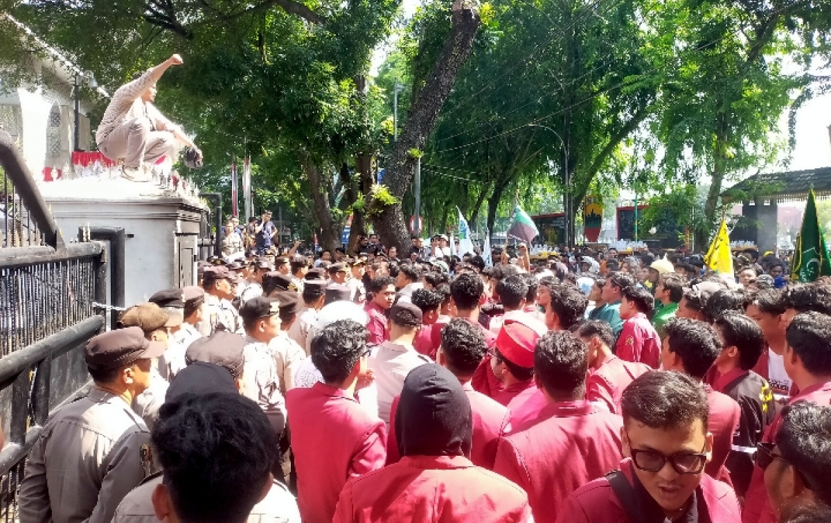 Aksi Cipayung Plus dan BEM SI di DPRDSU Langsung Panas