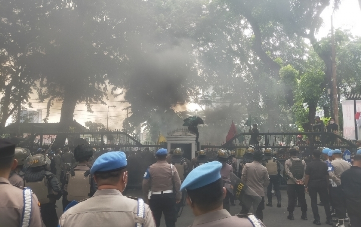 Massa Aksi di DPRDSU Bakar Ban