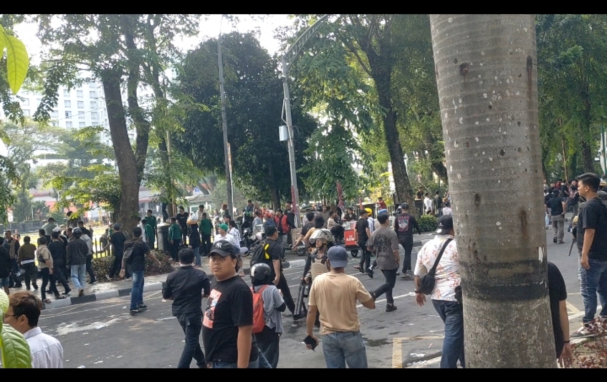 Massa Aksi di DPRDSU Dibubarkan Paksa