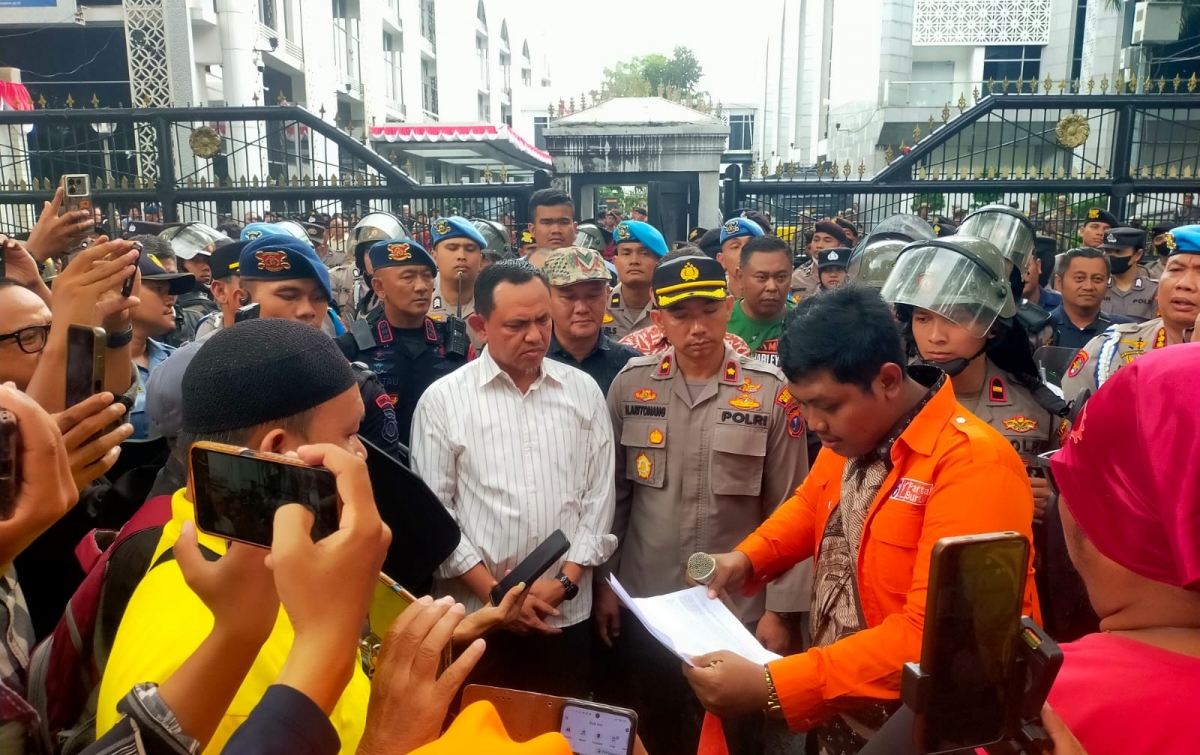 Dua Gelombang Massa Gelar Aksi di DPRD Sumut