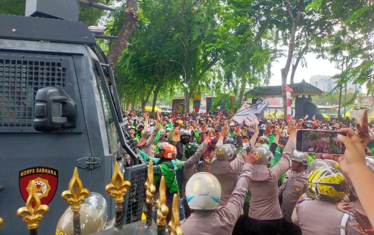 Aksi Ratusan Massa di DPRD Sumut Kembali Ricuh