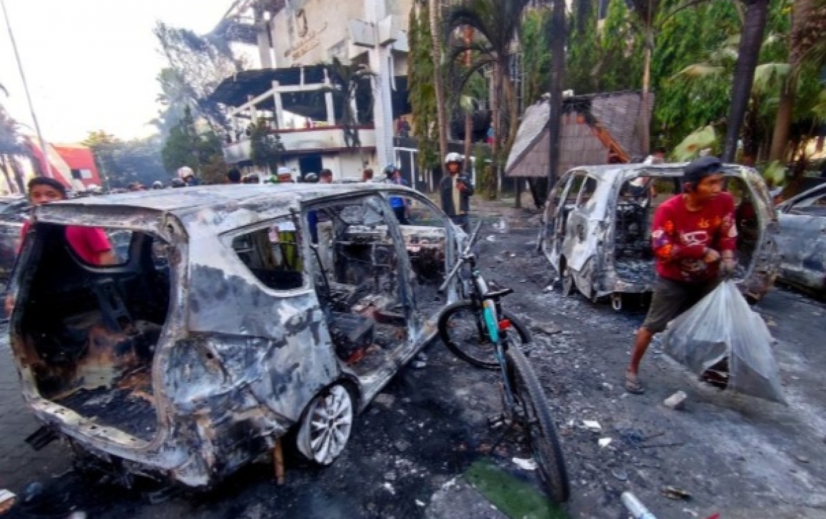 Usai Dibakar, Kantor DPRD Makassar Jadi Lokasi Penjarahan