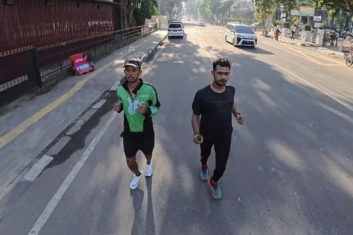 Aksi Solidaritas untuk Affan, Pria di Medan Lari 13 Km Pakai Jaket Ojol