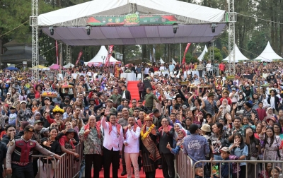 Warga Padati Pembukaan Festival Bunga dan Buah 2025 di Berastagi