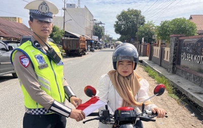 Sambut Hari Kemerdekaan, Polres Labusel Bagikan Bendera Merah Putih