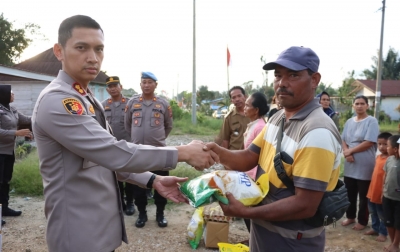 Kapolres Dairi Serahkan Bantuan Pangan Kepada Korban Angin Puting Beliung
