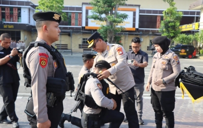 Kapolrestabes Serahkan Rompi Anti Sayat Tim ke Patroli Presisi Samapta
