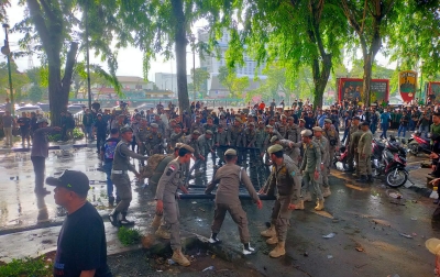 Aksi Mahasiswa di DPRD Sumut Ricuh, Lempar Batu dan Robohkan Pagar DPRD