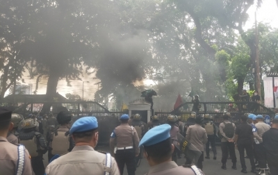 Massa Aksi di DPRDSU Bakar Ban