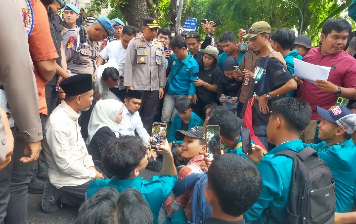 Massa Berhasil Tekan Pimpinan DPRD Sumut